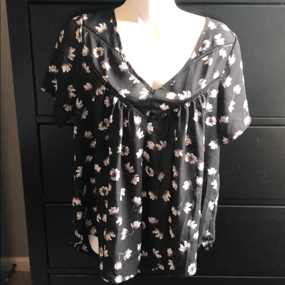 SS black and white flower top.